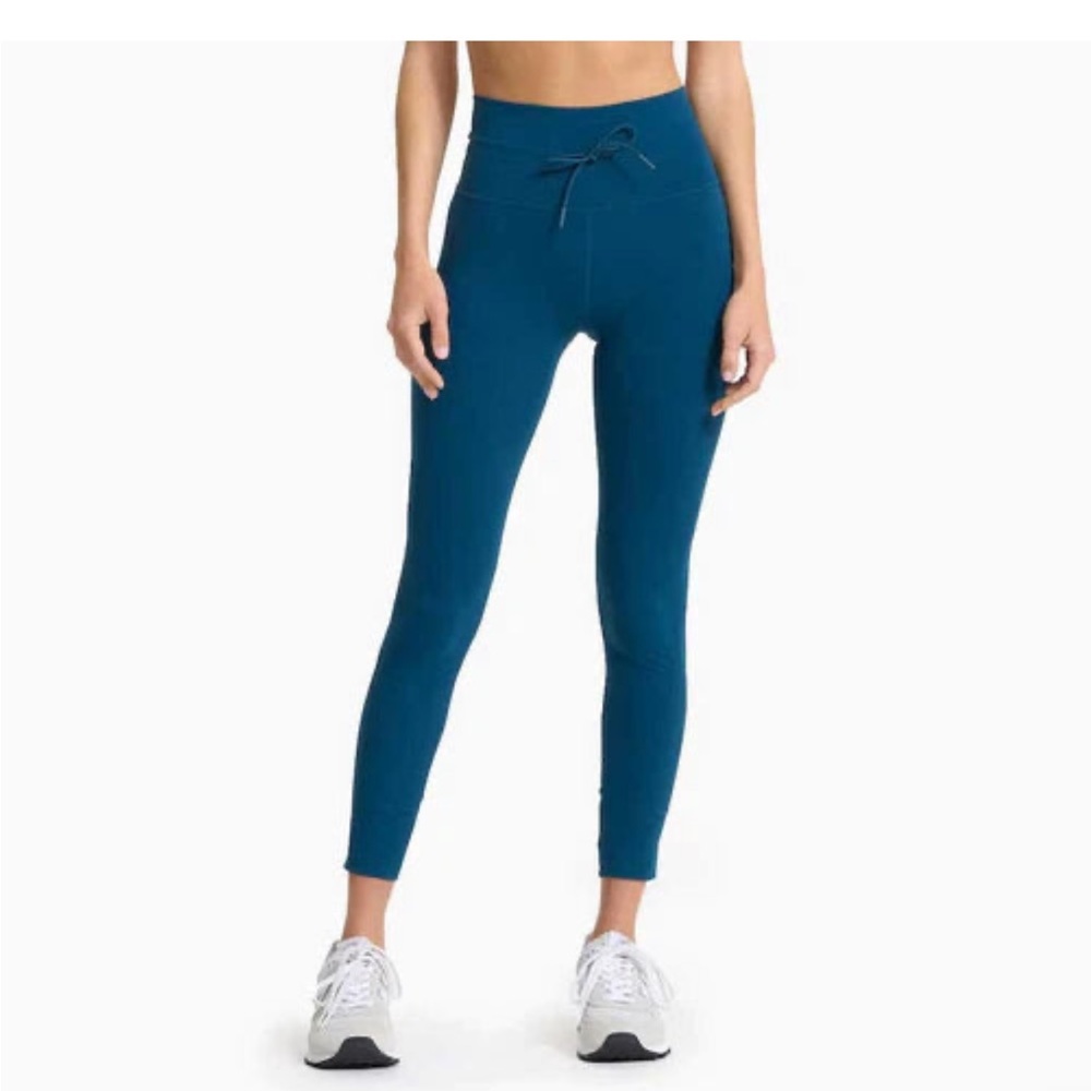 Vuori Daily Leggings in Cosmo